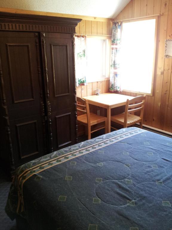 Steamboat Mountain Chalets Spillimacheen Room photo