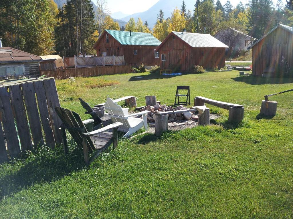 Steamboat Mountain Chalets Spillimacheen Exterior photo