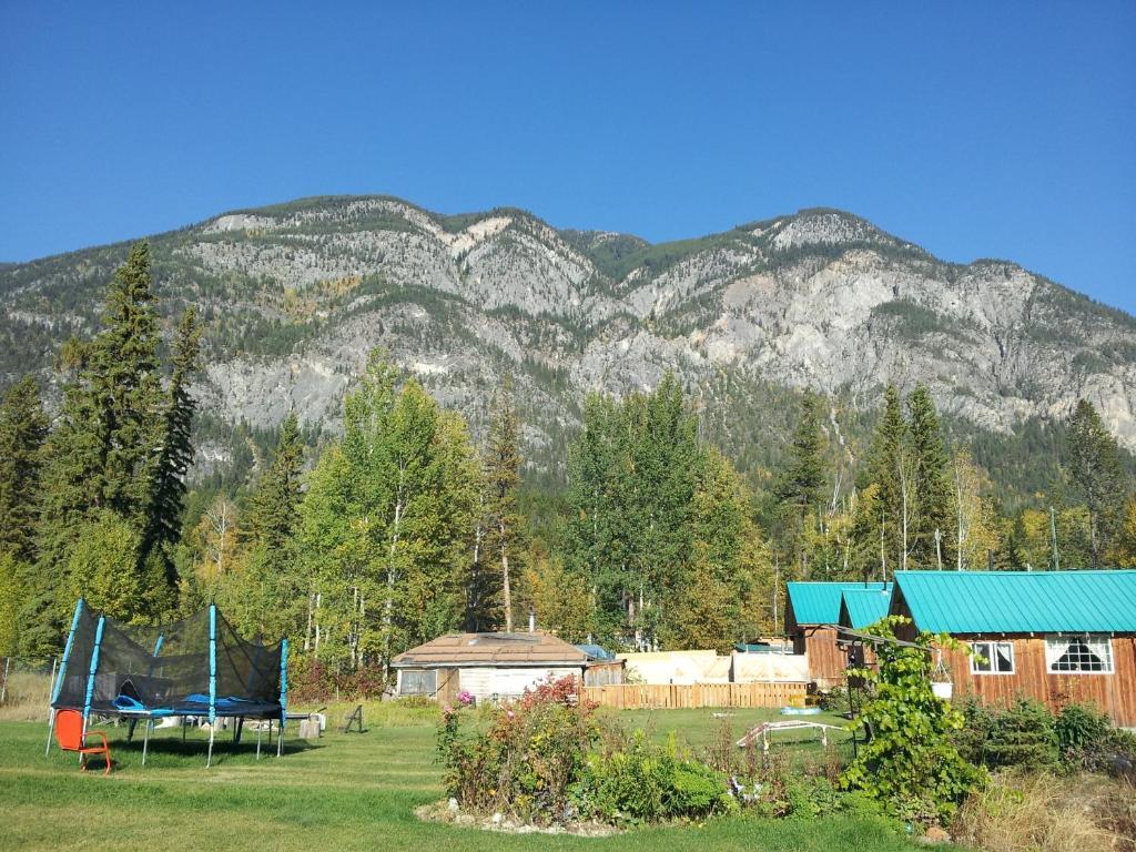 Steamboat Mountain Chalets Spillimacheen Exterior photo