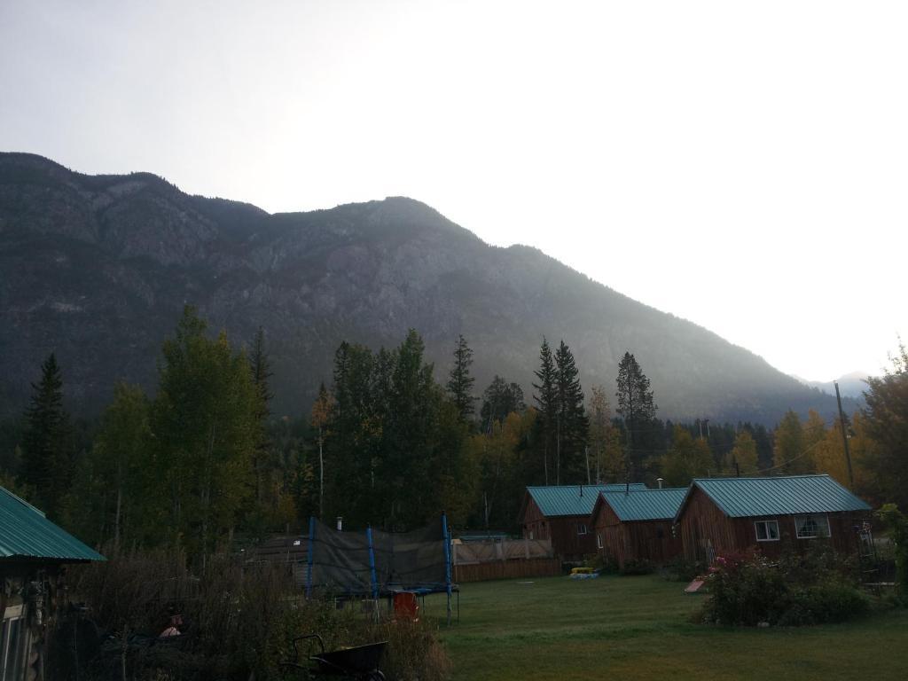 Steamboat Mountain Chalets Spillimacheen Exterior photo